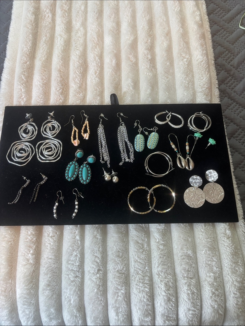 Lot of silvertone earrings. Vintage, good condition
